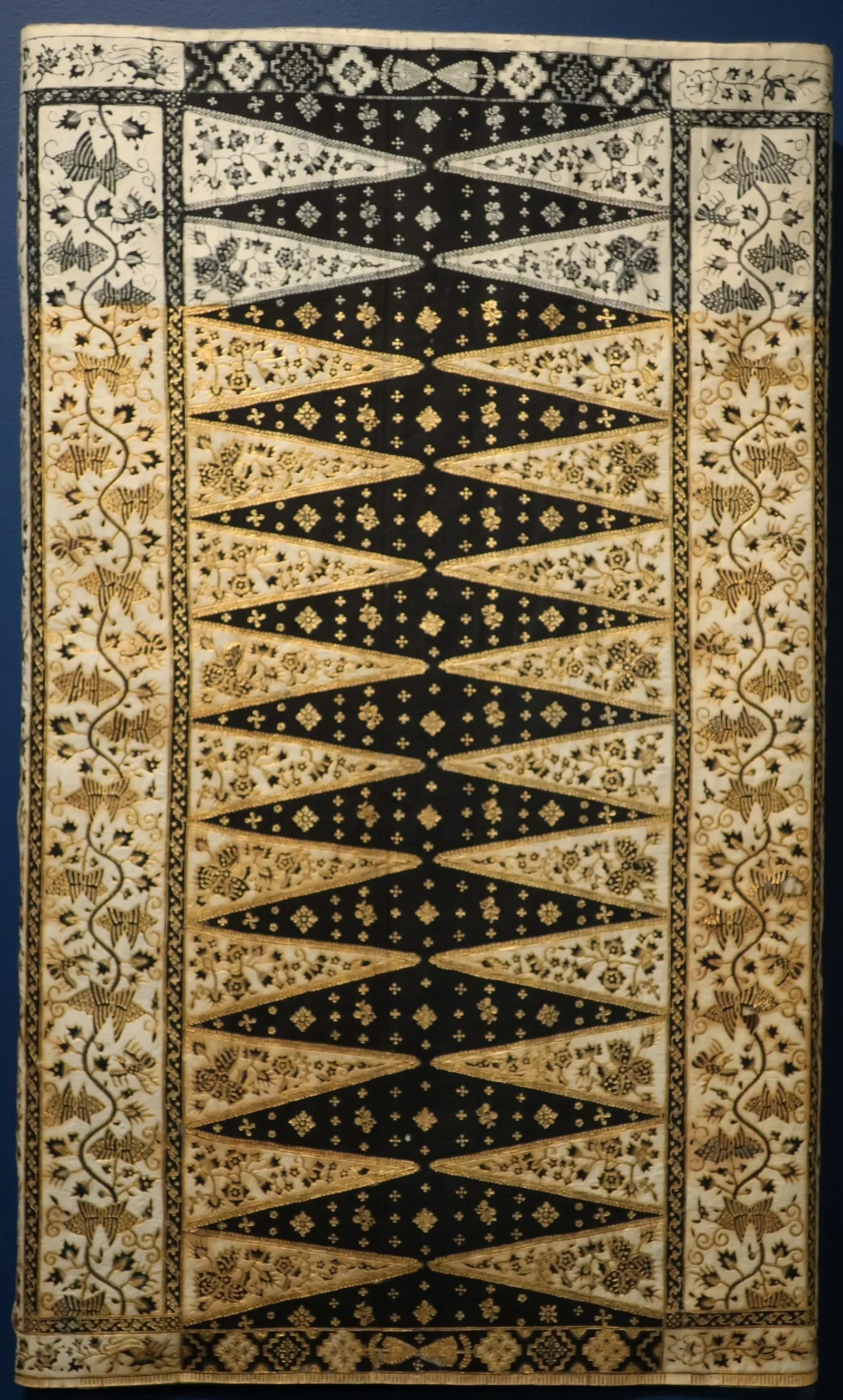 Kain batik parang dengan prada emas