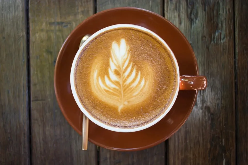 Secangkir cappuccino dengan latte art