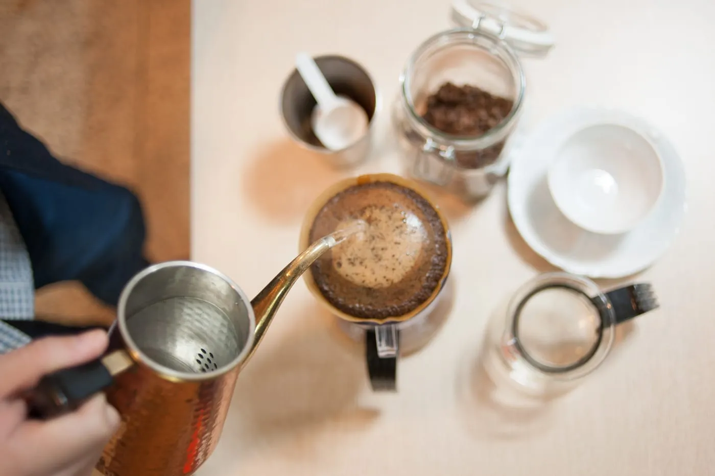 Kopi diseduh manual dengan ketel leher angsa